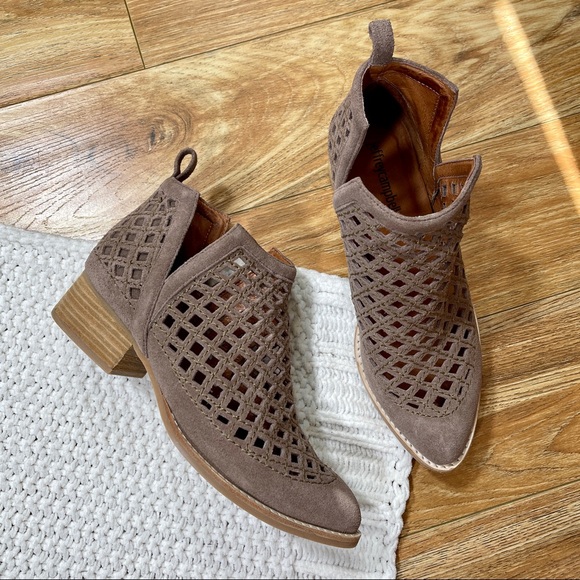 Jeffrey Campbell Shoes - Jeffrey Campbell SZ 6 Taggart Booties